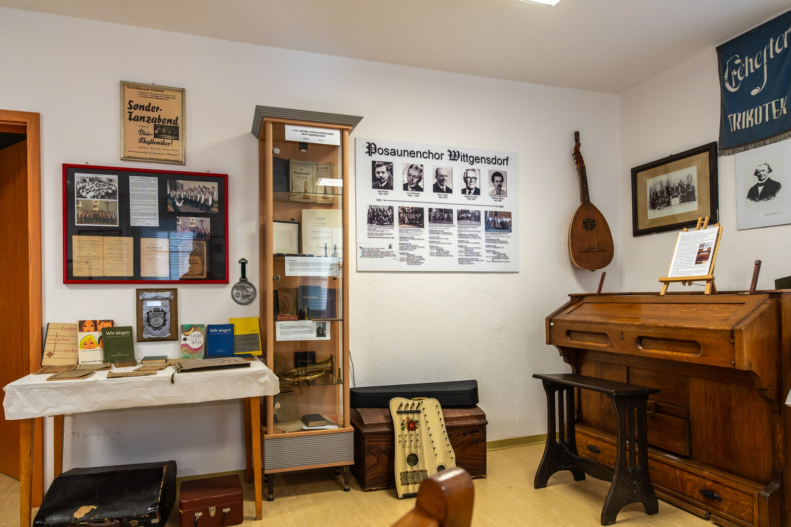 Die musikalische Ecke mit Ausstellungsstücken des Posaunenchors Wittgensdorf