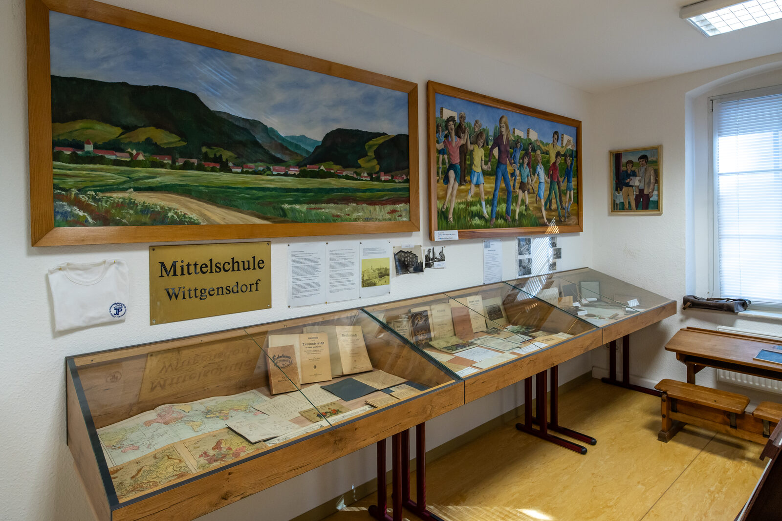 Ausstellung zur Schulgeschichte mit Vitrinen zur Mittelschule Wittgensdorf