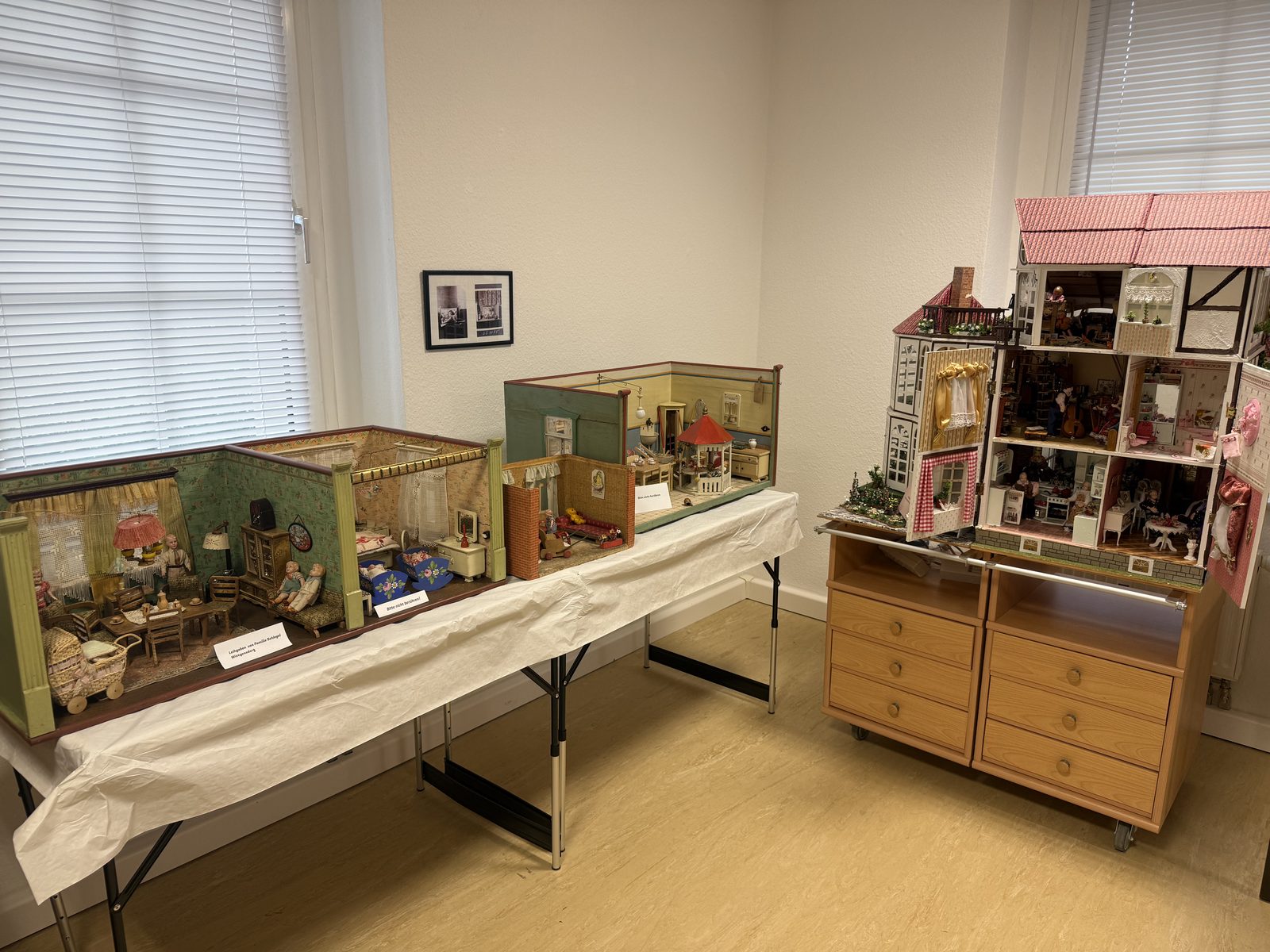 Puppenstuben und Puppenhaus aus verschiedenen Epochen