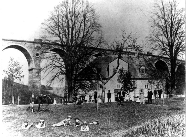 Die Bahrmühle, Namensgeber des Eisenbahnviaduktes, im Jahr 1893; die Mühle ist 1903 abgebrannt
